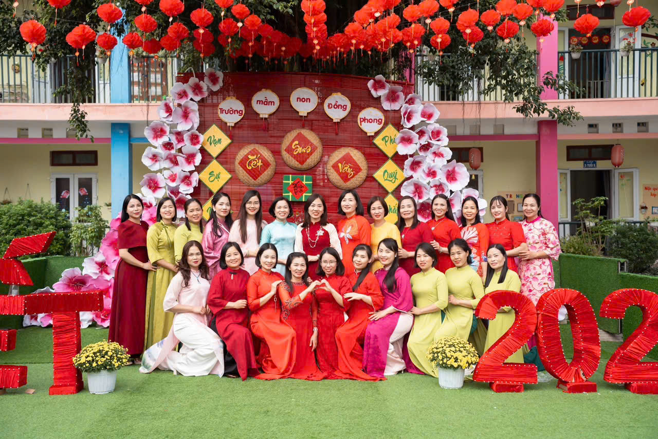 Tập thể cán bộ, giáo viên Trường Mầm non Đồng Phong